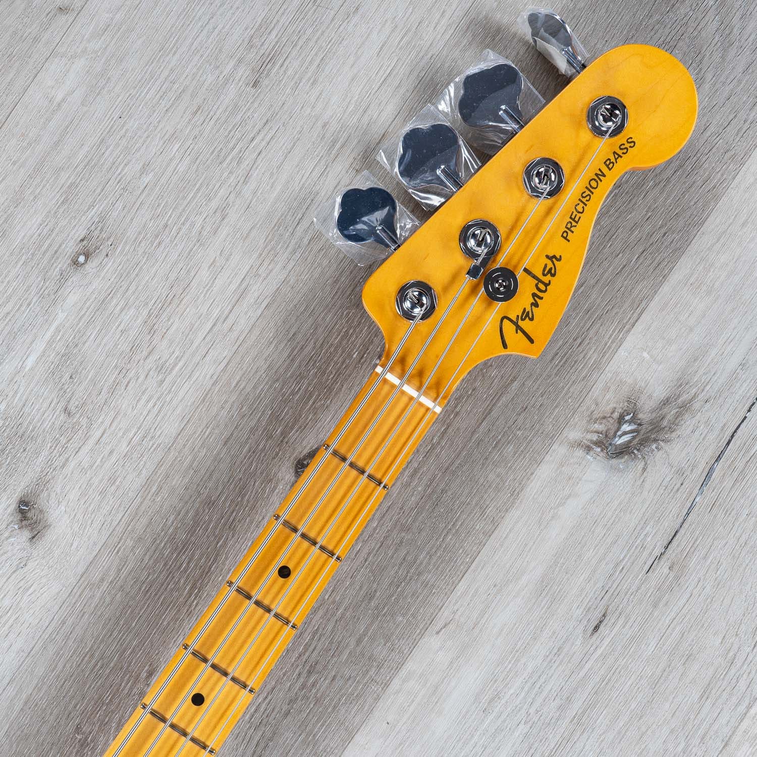 Fender American Ultra Precision Bass Guitar, Maple Fingerboard, Arctic Pearl