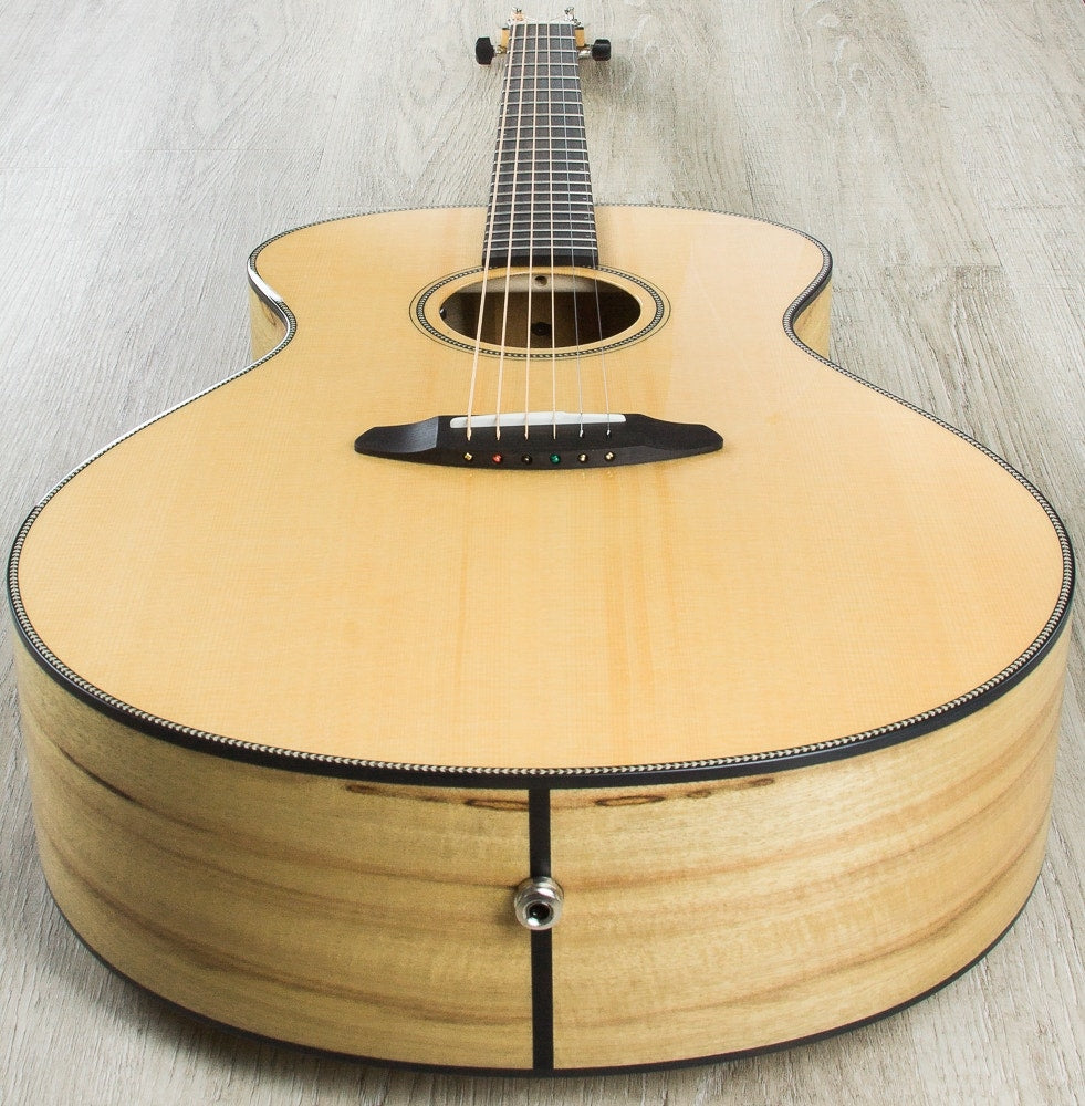 Breedlove Oregon Concerto E Acoustic-Electric Guitar, Myrtlewood, Hard Case - Natural Gloss (Open Box)