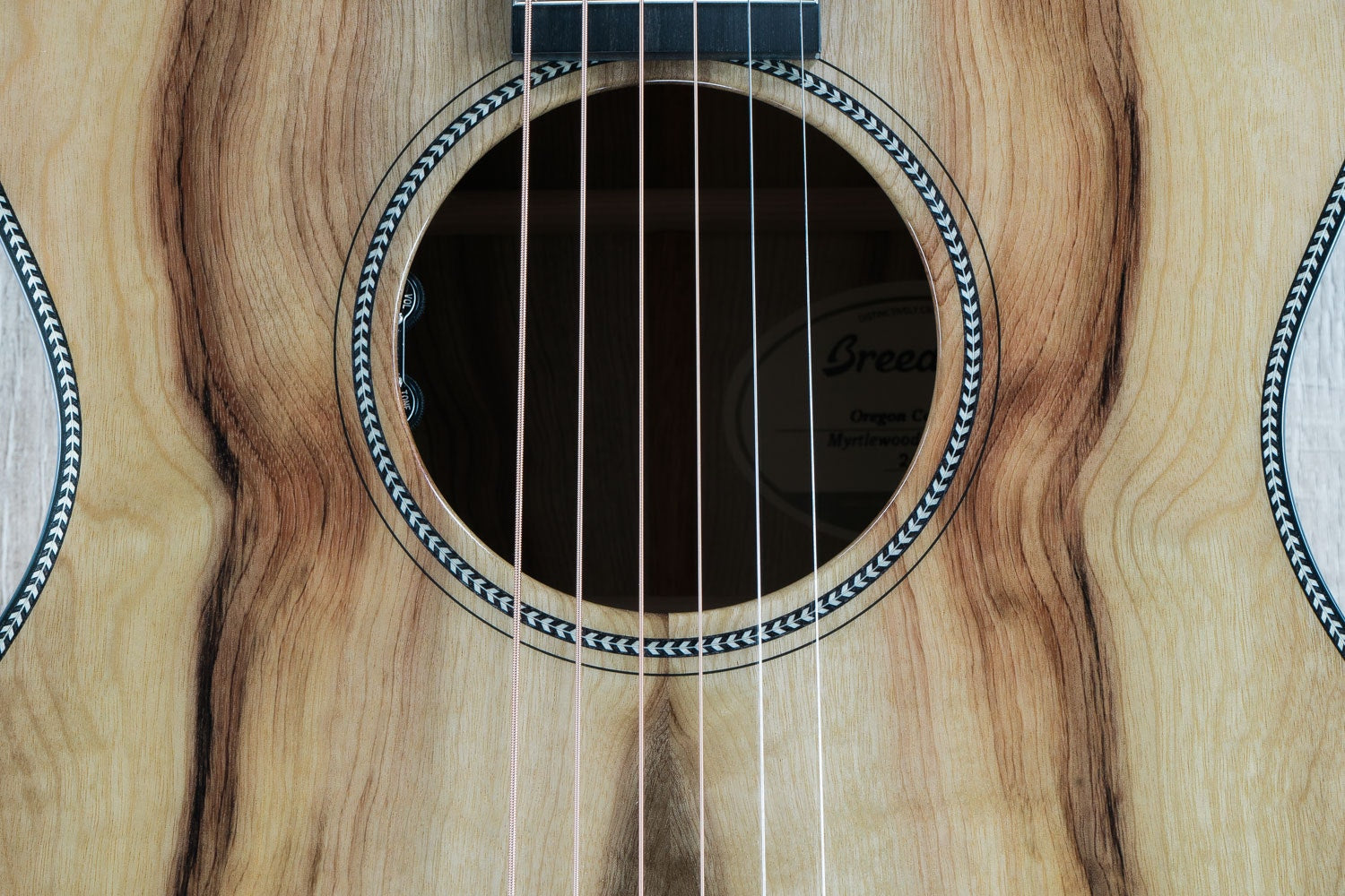 Breedlove Oregon Concert E Myrtlewood 6-String Acoustic-Electric Guitar with Hard Case