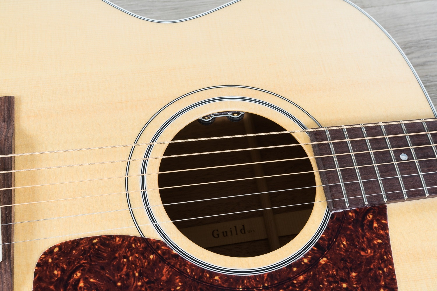 Guild F-40E Acoustic-Electric Guitar, Spruce Top, Mahogany Back and Sides, Hard Case - Natural