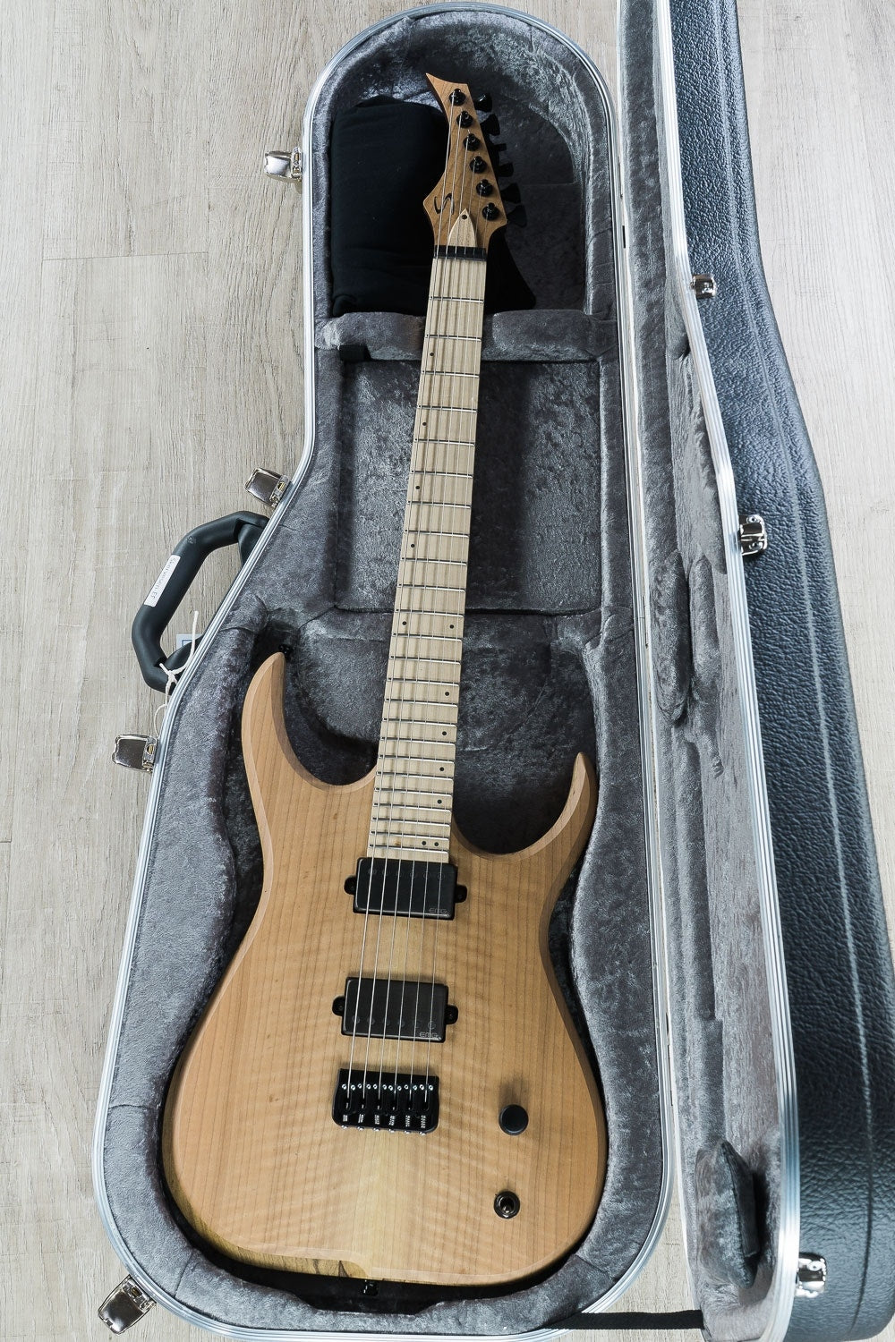 Skervesen Raptor 6 Electric Guitar, Figured Walnut Top, Black Limba Body, Hard Case - Natural