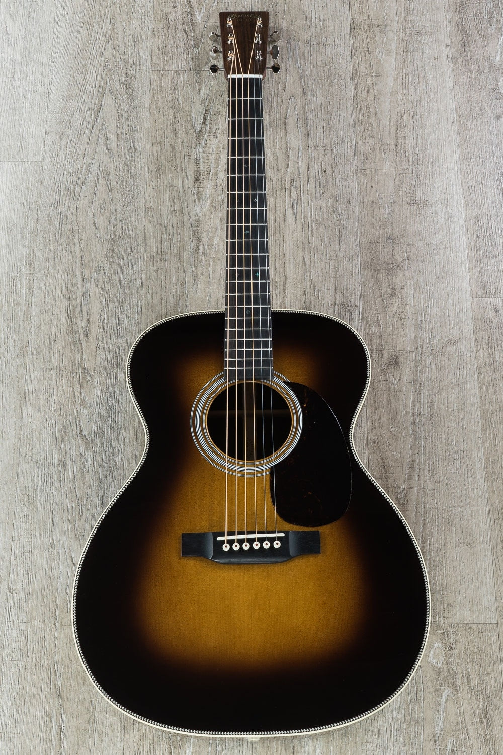 Martin 000-28 6-String Acoustic Guitar, Ebony Fingerboard, Hard Case - Sunburst