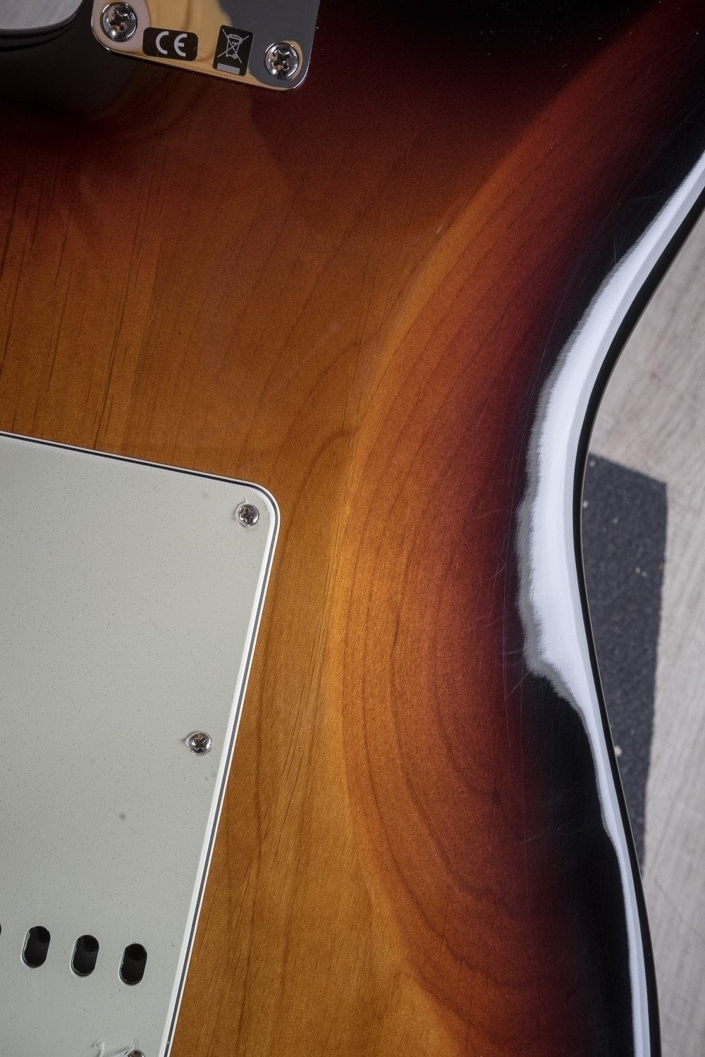 Fender American Original '60s Stratocaster Electric Guitar, Rosewood Fingerboard, Hard Case - 3-Color Sunburst (B-Stock)