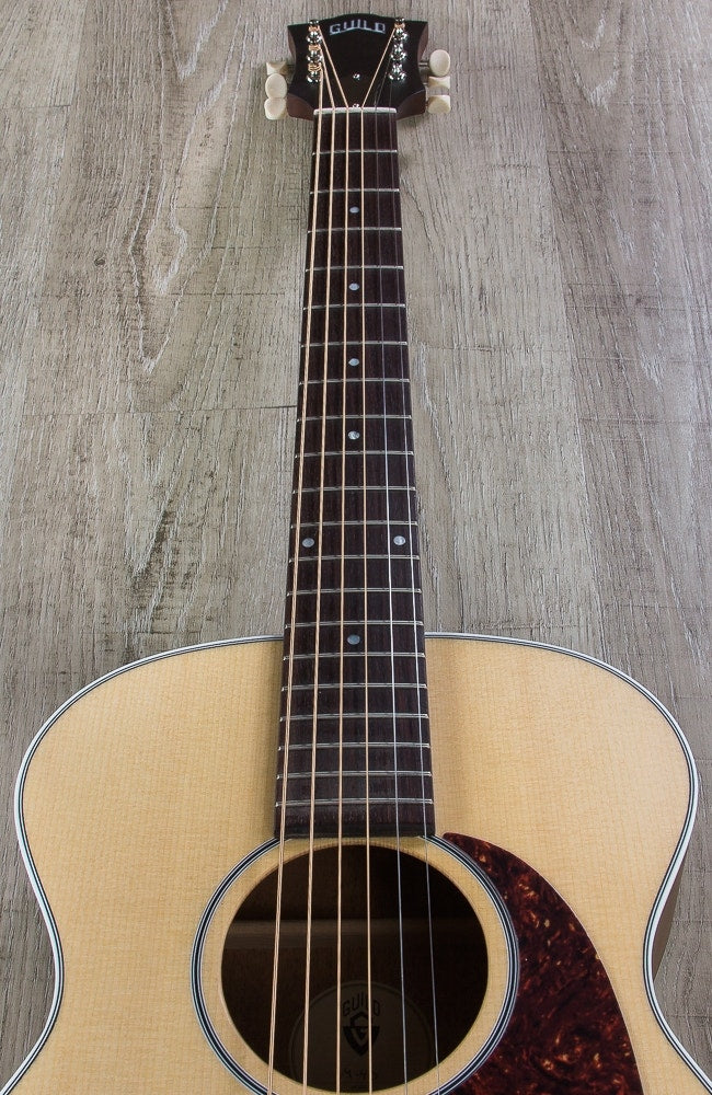 Guild M-40 Troubadour Concert Acoustic Guitar, Indian Rosewood Fretboard, Hard Case - Natural