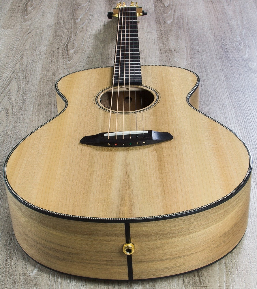 Breedlove Oregon Concert E Myrtlewood Acoustic-Electric Guitar with Hard Case