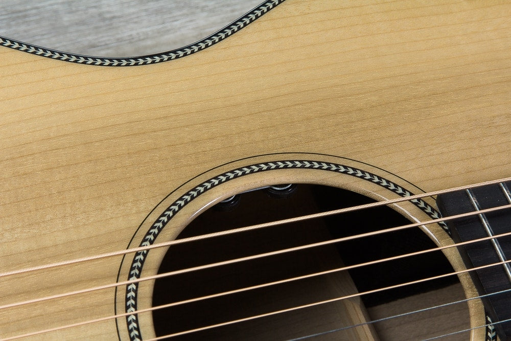 Breedlove Oregon Concert E Myrtlewood Acoustic-Electric Guitar with Hard Case