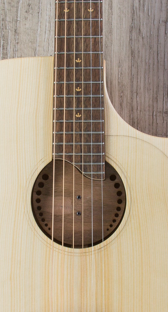 Riversong TRAD CDN P N Tradition Canadian Performer Acoustic-Electric Guitar with Case