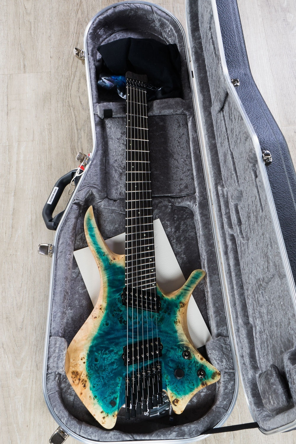 Skervesen Shoggie 7 FF Headless Multiscale 7-String Electric Guitar, Poplar Burl Top, Hard Case - Silver Blue Fade